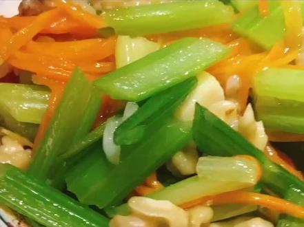 #芹菜核桃仁 今天来个素材!健康补脑!有益身心健康!