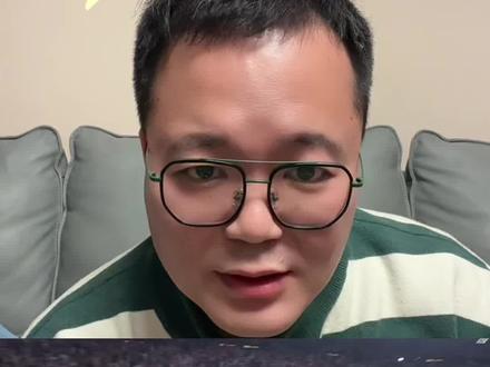 德约想夺大满贯中,面前有两座大山,目前已翻过一座! #网球 没人想到德约能在半决赛战胜辛纳,他赢了;没人相信德约会在澳网再夺冠,所以决赛对阵阿卡是什么结果呢?