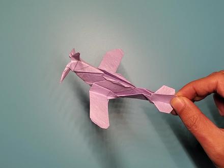 有些飞机是用来欣赏的,一张纸不裁剪,纯折一个带螺旋桨的飞机