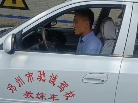 #科目三模拟灯光 科目三灯光模拟操作与细节讲解,有多少人会挂在灯光上,实在太可惜了。今天我给大家总结灯光口诀,便于大家记住:
通过超车远近要交替
照明不良无路灯为远光
路边临停小灯加双闪
其它灯光都为近光灯#报名学车 #考驾照 #关注我学车不迷路 #上热门 #@DOU+小助手