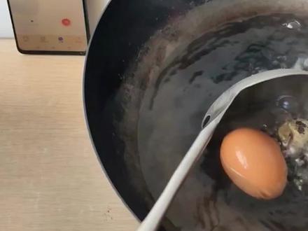 来交作业失败版
失败应该是我们这里海拔比较高
海拔2000米左右
气压不够
所以煮出来和蛋神的不一样
#跟着蛋神煮鸡蛋 #当季新菜单挑战赛 #跟着我追热点