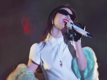 #中山草莓音乐节 单依纯线下首唱《李白》,如何呢,又能怎?太适合在音乐节的氛围唱了,原来你是这么会搞抽象的单依纯。@单依纯
#中山草莓音乐节单依纯 #单依纯演唱会 #单依纯李白 #单依纯中山