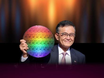 英特尔重回巅峰股价狂飙15% 拿下苹果马斯克两大金主 #英特尔 #苹果芯片 #马斯克 #Terafab #18A芯片