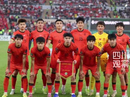 #U23国足0比4不敌日本获亚军 门将李昊赛后道歉:对不起,没把球守住,让大家失望了。1月25日,国家体育总局致贺信:创造历史最佳成绩,经验可贵,作风可赞。年轻的小伙子,你们已经很棒了,继续加油吧!