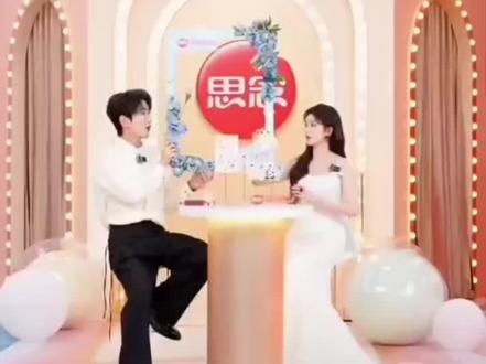 白鹿白裙美到发光~💫粉色布景太戳少女心啦!#鹿鹿 #白鹿 #思念汤圆 #全球代言人