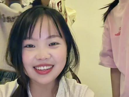 妈妈依旧很平常的做饭,却收到了女儿们用心用爱准备的超级惊喜,只为给妈妈过母亲节,真的太感动了😭#亲子互动#记录真实生活#每日分享