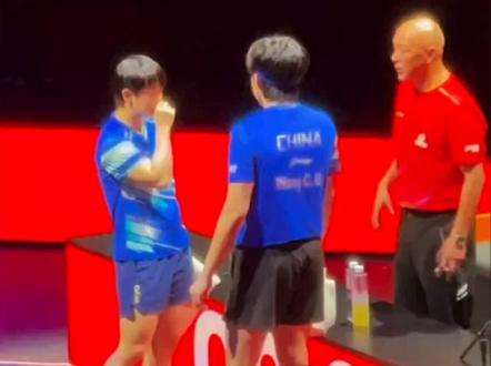 香港总决赛的混双决赛,王楚钦孙颖莎零比三不敌申裕斌林仲勋无缘混双冠军!看莎头混双这么久,这是第一次见证他们失利,心里满是酸楚。莎莎因伤放弃女单,满心想要守住混双的荣耀,拼尽全力忍着伤痛,两人全程紧追不放却没能逆转局势,已然拼到了极致。失利从不是实力的否定,不过是征途里的小坎坷,你们全力以赴的模样早已足够耀眼。沉淀蓄力,重整旗鼓,未来莎头依旧能披荆斩棘!#孙颖莎#王楚钦#莎头组合