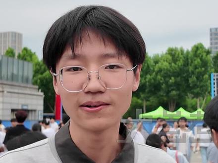 6月26日,河南郑州。超常发挥!成绩最好的一次留给了高考!河南男生考了681分,淡定逛高招会,南京大学、中国科学技术大学现场抢人。被两所名校“左右夹击”,男生一脸蒙。