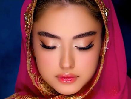 一位伊朗女活动家,现场当着观众面摘下头巾,观众瞬间沸腾!