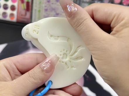 六一儿童节马上要来了,这个脸妆模版3秒就能搞定一个妆容,口红眼影都可以画上去#儿童面部彩绘 #儿童古风妆容 #儿童节舞台妆 #花钿模版#六一儿童节舞台妆