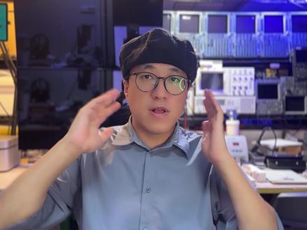Gemini-3.5-flash发布! 价格直接翻三倍? Google I/O 开始啦! 今天上来就是模型发布, Gemini-3.5-flash 直接全量上线了. 价格直接从 gemini-3-flash 的每百万 Token 输入/输出 $0.50 / $3 涨到了 $1.5 / $9, 那么性能有提示吗?
我简单测了几个例子, 目前来看体感处于 Genini-3.0-pro 和 Gemini-3.1-Pro 之间 (测试用的是 Thinking level: high) 不过稳定性就差很多了, 3D 渲染的 shader 它怎么都写不对, 我只能手动修了一下才能运行视频中这个火山喷发演示.
从目前 Gemini 系列模型迭代来看, Google 可能更想学 Anthropic, 搞三个档次. flash-lite 会取代之前 flash 的位置. 而 flash 更可能是主打一百万上下文内不设置阶梯定价, 承接 pro 这部分溢出的用户. 而本身编程性能上距离 pro 还有点差距. Pro 自然就是旗舰级别模型了.
不过现在这个定价来看, 可能这次 flash 更多是为了跟这次一起发布的 Antigravity CLI 一起搭配用的. 做 claude code 中 sonnet 模型的生态位置.
#geminiflash35 #geminiflash #googleio