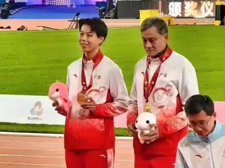 刘景杨夺冠,领奖教练神情古怪,真相是……