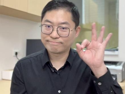 宝宝大便多久一次正常?什么性状无须担心? 宝宝出生后,很多家长都成了“屎学家”,排便困难、大便干燥、羊屎蛋这些就不用说了,单是绿色便便、有粘液、有奶瓣就足以让家长焦虑的了,这期内容我们就“图解宝宝大便”来为大家宽宽心。
【宝宝大便,正常标准是什么?】
宝宝的大便性状和颜色多种多样,但只要符合以下标准,就不用担心:
⭐️ 性状:大便应该是糊糊状或软条状,拉出来不难受,没有血,不是白色,不是稀水状,也不是硬球。
⭐️ 颜色:颜色可以是黄色或绿色,只要不是带血丝或白色就没有问题。偶尔一次大便颜色变白(如喝奶较多)是正常的,但如果多次出现白色(陶土色),需要看医生。
⭐️ 频率:大便的频率因宝宝而异,从30天一次到一天3-4次都正常,只要大便性状好就行。
【家长需要注意的小细节】
⭐️ 不要过度担心:宝宝的大便性状和颜色会因食物种类和进食量而变化,只要不难受,偶尔异常是正常的。
⭐️ 及时就医:如果大便带血丝或多次出现白色(陶土色),应及时就医,排除肠道问题。
⭐️ 保持耐心:每个宝宝的消化系统不同,大便情况也会有所不同,保持耐心,不要过于焦虑。
#宝宝大便多久拉一次 #宝宝大便颜色 #羊屎蛋 #大便干燥 #孔令凯