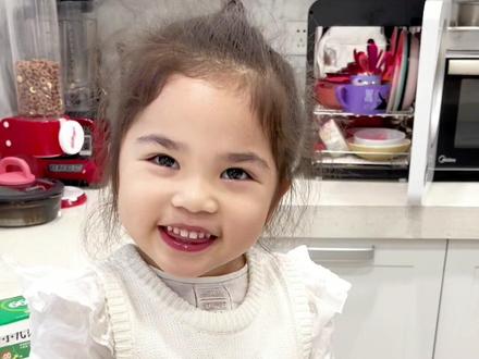 自助式喝药的安安,生病不可怕,吃药不可怕,只要我默念咒语,药就是甜的🥲#我的小尾巴安安 #人类幼崽到底有多可爱 #小人精太可爱了