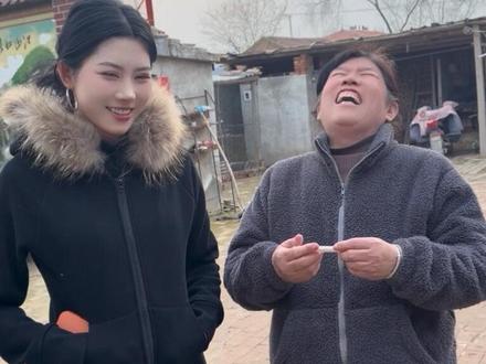 买了个假的验孕棒整蛊公公婆婆,骗他们怀三胎了,看看他们什么反应……#记录日常 #婆媳日常 #远嫁