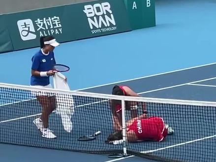 #杭州亚运会 看着太揪心了😭杨钊煊受伤倒地失声痛哭,坐轮椅离场无奈退赛,希望杨钊煊顺利康复... #杨钊煊