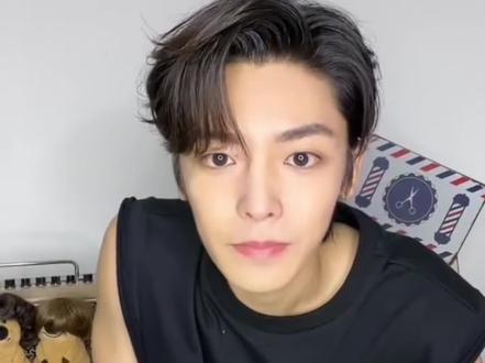 考古到我们小侯老师以前的一个直播 哈哈哈哈果然好看的人用美颜就是画蛇添足#侯明昊 #侯明昊直播