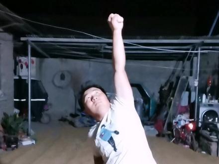 #剑来 #陈平安 #云蒸大泽式 一老头读书,看书中仙女被人凌辱。气愤不已,拍案而起,院中大雨滂沱,随冲天出拳,大雨倒退数十丈,此拳名曰,云蒸大泽式。