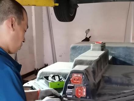 帝豪EV300电池包你会拆吗?手把手叫你拆电池包、做均衡#新能源汽车 #电动汽车 #汽车维修 #知识分享 #帝豪 #吉利汽车 #汽车人共创计划