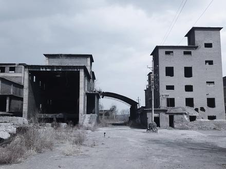 小伙探寻荒废阴森的青山水泥厂,太恐怖了。 #阳泉 #废弃建筑 #生活纪实 #vlog