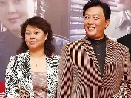 前妻孙涛自杀第二年,唐国强急切迎娶小12岁壮丽,如今争议不断