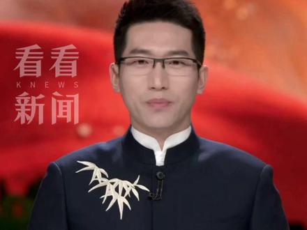 #1年时间中国机器人超进化 !去年还是老奶奶扭秧歌,今年春晚已化身“李小龙” #2026温暖中国年#2026央视马年春晚 #机器人中国功夫夯爆了#我在抖音看春晚