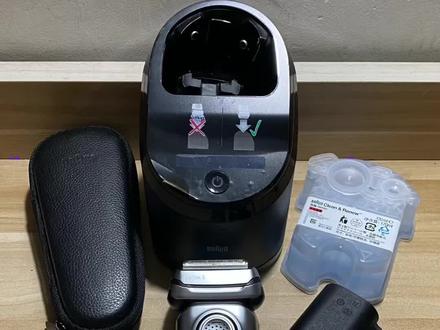 博朗9系3代9350S(20年国行展示机)
因9系3代都支持使用清洁桶,故配置了
剃须刀成色很好!刀头(刀网)很新!
————————————————————
剃须刀型号:9350S
剃须刀版本:国行
剃须刀颜色:哑光银
机型代码:5793
刀头型号:92M(哑光银)
刀头编码:20 323
清洁桶型号:5430(不带风干)
极有可能这个9350S是9370CC(启动后
再关闭剃须刀,显示屏的右上角会出现
两个水滴;和9370CC及9385CC一样的。而本店另一链接的9350S不会这样)。
————————————————————
同样是往复式剃须刀,博朗刀网比松下
刀网“硬”,干剃舒适度不佳;而更适合
湿剃;哪怕是在刀网上抹点水再剃胡须,
舒适度也会大大提高!
————————————————————
【发货清单】
剃须刀➕充电器➕皮质收纳盒
➕5430清洁桶➕1个原装清洁液
➕润滑油➕小毛刷;
非偏远地区包邮!
————————————————————
博朗原装正品、干湿两用、全身水洗。
德国进口4+1刀头,剃须更彻底,更舒适。
智能声波技术,HyperLift & Cut提毛
修剪器,提起并修剪平躺的胡须。多面
直剃修剪器,极速马达驱动磁悬浮浮动
刀头,声波转速,每分钟达到40000转。
机身采用磁悬浮电机,动力强劲而澎湃。
4+1刀头设计,比上一代的产品有较大
提升!
五格梯形电量显示,电量消耗逐格递减,
当只剩下9分钟使用时间时,会自动跳到
数宇显示,不用担心突然没电。
机身带旅行锁,无论是开机状态或关机
状态下,长按启动键3秒就打开旅行锁;
再长按3秒解锁。
电池续航正常,零电5分钟快充,可使用
五分钟。一小时可充满全电。
主机成色还不错,显示屏及机身,有细微
剐蹭及使用痕迹。
原装进口刀网刀头完美,无破网、磕碰、
变形及发黑!
整体处于巅峰状态,再战几年不在话下!
已深度清洁,可到手即用!
————————————————————
博朗9系三代主要升级内容:
1、显示系统升级为2代LED智能显示屏。
2、智能感应芯片由8位升级到32位。智能
感应马达160次/秒感应胡须密度,调整动力。
3、对电池进行了扩容,增加20%电量,
电池续航时间由原来的50分钟提升到60
分钟。
4、solo单机版的机器,也可以完全兼容使用cc版本的智能清洁中心。