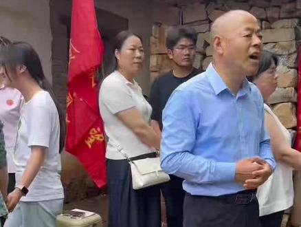 #热门黄河本不黄海纳百川才变了样,妈妈本漂亮生儿育女才变沧桑,穿的漂亮可以风光一时,书读的漂亮能风光一生 #爱心助学