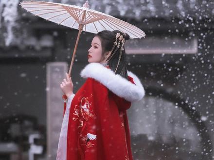 梦幻唯美的汉服雪景❄️轻松拍出古装剧氛围 #雪景配汉服太绝了 #汉服雪景#雪景拍照 #冬天 #古风摄影