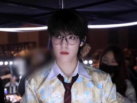 谁看到小狗不想逗一下呢?#张泽禹 #小狗 #top登陆少年 #萌娃