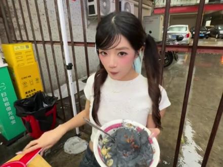 桃黑黑举牌评美食疯成全民新梗,全网都在当 “美食判官”#美食判官已上线#在玩一种很新的美食判官
