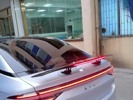 广汽埃安S plus升级改装电动升降尾翼,科技感飚升!锁车自动下降,开锁自动上升,车内开关也可控制升降。适用于所有车型。打孔和免打孔两种安装方式可选。#电动尾翼 #升降尾翼 #埃安splus改装