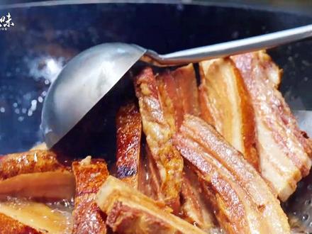 风靡滁州三十多年的虎皮大肉!每块四两丰腴五花,油炸逼出多余油脂,虎皮金黄油亮。老卤加独家大料慢熬一小时,配粒粒分明的蛋炒饭,香得人站不稳,值得为它早起!#大肉 #虎皮大肉 #滁州美食