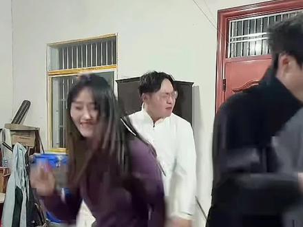 为给春节添喜气,散打名将秒变“老戏骨”。
这是“铁锹姐弟”以及他们的家人一起,给大家带来的一场非常劲爆的热舞。#新年快乐 #热舞 #铁锹姐弟 #嗨起来 @铁锹姐弟 南塘垂钓中心 @吴晓微 @吴世豪