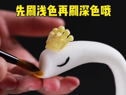 超详细翻糖白天鹅蛋糕制作教程,从天鹅脖子到天鹅羽毛再到天鹅皇冠与嘴巴,一个环节都不缺,还有不懂的同学可以来我直播或者评论区提问哈,有问必答哈#蛋糕教程 #天鹅蛋糕 #天鹅蛋糕制作 #仪式感不能少 #翻糖蛋糕