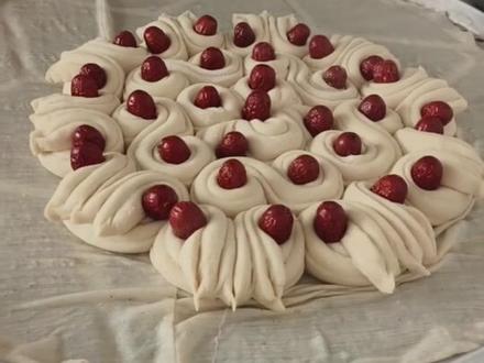 每年过年家里都要蒸的枣花馍来了。#真实生活分享计划 #这手艺如今很少见了快失传了 #乡村生活 #农村生活记录 #传统制作 @DOU+小助手 @DOU+上热门