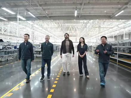 带费翔老师逛了逛我们零跑金华基地,让他零距离感受一下D19的智能产线。
费翔老师看得特别认真,一路都在感叹:“品质把控太严格了!”说实话,作为造车人,听到这句话,我心里还挺自豪的。
他还建议我,以后多邀请车主朋友们也来产线看看,亲眼见证一台好车是怎么诞生的。
你们觉得这个建议如何?
#零跑D19 #费翔代言零跑旗舰D19 #零跑汽车