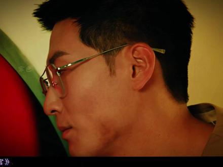 刑侦教授目睹证人跳楼,竟成嫌疑人!而背后:哥哥,我在等你入局 #超感迷宫 #电视剧解说 #悬疑 #好剧推荐 证人当面跳楼,刑侦教授秒变嫌疑人。所有案件证据都指向他,而真正的幕后黑手在电话里叫他“哥哥”。当何雅接到限期破案令,徐靖之在绝望中发现:这场杀戮游戏,可能是为他一人设计的复仇剧本。