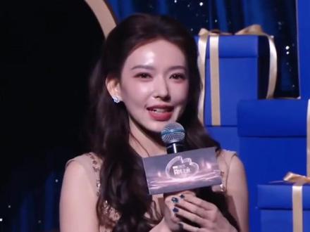 来看看今年谁的礼物和运气最好~ #礼物互换 #明星 #运气 #金子 #万万没想到