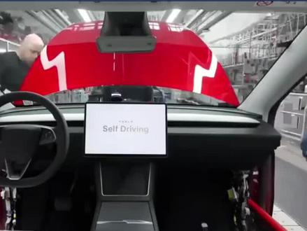 2026年2月1日特斯拉官宣两大重磅计划,上半年量产无方向盘Cybercab,一季度发布第三代Optimus人形机器人。#特斯拉量产自动驾驶出租车 #第三代人形机器人 #科技产业新趋势