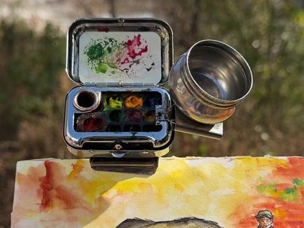 我给山里的爷爷奶奶和他们养了21年的老牛画画时,看着牛背自然弯曲的弧度、爷爷脸上温柔的皱褶,奶奶眼里可爱的笑意,最触动我的是,老牛的眼神,它是那么的安然,仿佛它这一生所有的答案就是被这样好好的爱着,他们从来没有说过永远”,却用21个春夏秋冬,把这两个字一天天一年年的过成了平凡的日子。
画完最后一笔时,我感受到的是,最好的陪伴是没有声音的,就是在这样的一个山村里,有一个院子,两个老人,一头老牛,和一段看得见形状的时光,过着实实在在的日子。#水彩 #写生 #开心画画 #艺术在抖音 #治愈系风景