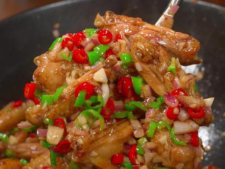 香香辣辣的鸡翅,一口一块,好吃停不下来#家常菜 #香辣鸡翅