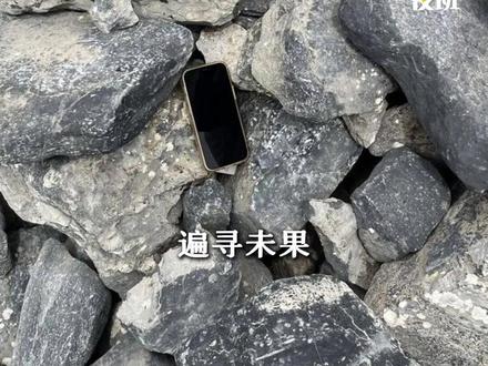 广东一女子手机落在新疆无人区,3年后竟被人跨越5000公里送还。两人所住小区仅相距4公里,双方当晚约了饭,成为了朋友。