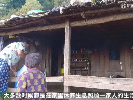 吉娜眼见着有了二胎,小乔森现在也越来越懂事,还知道给吉娜帮忙! #尼泊尔乡村生活 #尼泊尔吉娜翠花 #纪录片解说 #农村生活 #瓜子二手车