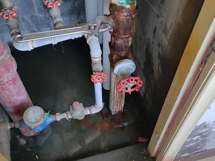 自来水管沙眼喷水,抢修漏水神器哈夫节是如何使用的?