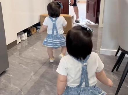 女儿之所以粘爸爸,是因为爸爸工作之外的所有时间,都给了她们。今日亲子滑板车出行真的可爱拉满,最后一句“妈妈”心都化了!#双胞胎 #女儿控 #亲子时光 #滑板女孩上线 #陪你长大