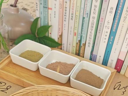 浑身桂花香 制作超适合秋天的桂花香丸
桂花也称木樨,被古人誉为仙树,闻起来清甜高雅,香飘四溢。今天我们就来做一款桂花香丸。
《本草纲目》里面记载,桂花能生津,辟臭,化痰。同时桂花也是高洁、吉祥的象征,古时候人们把科举得中称为蟾宫折桂。
关于桂花香丸的做法,在明代《香乘》卷十八“凝合花香”中录有木樨香方八个,卷廿四“墨娥小录香谱”中录有藏木樨花的方法和木樨印香方一个、木樨香珠方一个。 我们视频里展示的即是根据《香乘》卷十八里面的一种修改而来的。 对此香有兴趣并且动手能力强的朋友可参考古籍所载香方一试。
希望桂花的馨香能够常伴我们身边,给我们带来好运。感兴趣也快来试试吧。
#香文化 #中国香文化 #桂花香丸