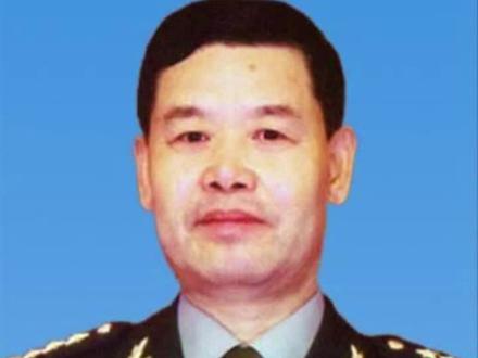 靖志远,出生于1944年,山东临沭人。上将军衔,原第二炮兵部队司令员。1963年正式入伍,历任副排长、排长、营长、作训处参谋、副处长以及副团长兼参谋长等职务,2003年被任命为第二炮兵部队司令员。#将军 #山东 #山东人 #临沂 #临沭
