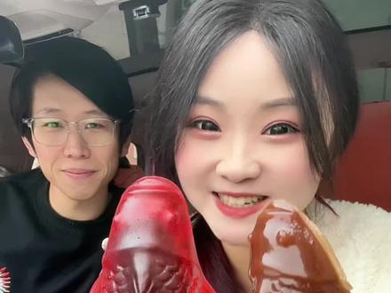 猜猜我俩吃的是啥! #搞笑 #情侣 #情侣日常 #吃货 #奇葩糖果