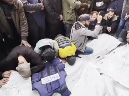 以色列是在自寻死路。当地时间三月十九日,一架以色列战机朝俄斯记者发射了一枚导弹弹片击中两人当场送医。#俄罗斯记者 #以色列 #俄罗斯 #全球看点 #军事理论